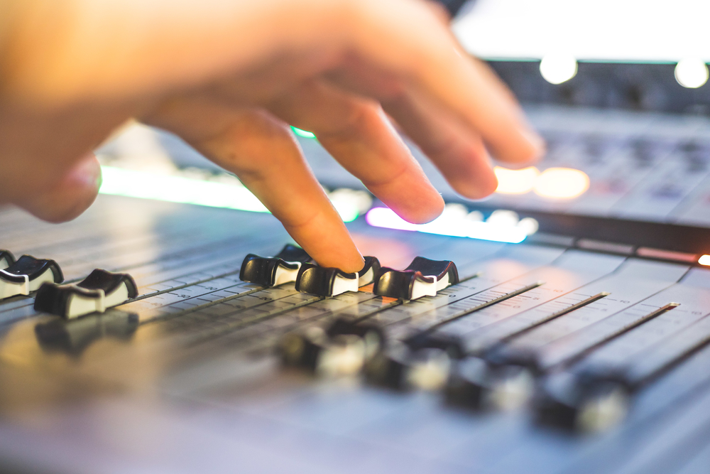 錄音室中的藝術(shù) 專業(yè)音響工程師的音樂制作現(xiàn)場